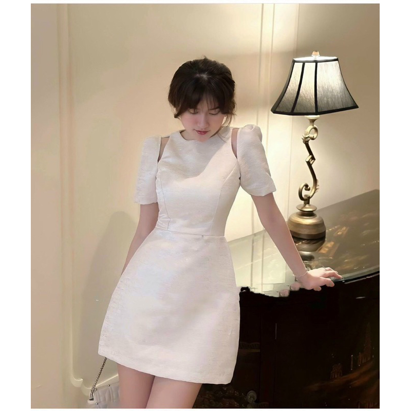 Đầm trắng đen khoét vai đính đá hoa