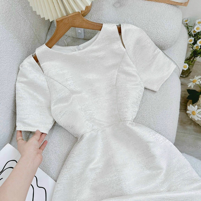 Đầm trắng đen khoét vai đính đá hoa