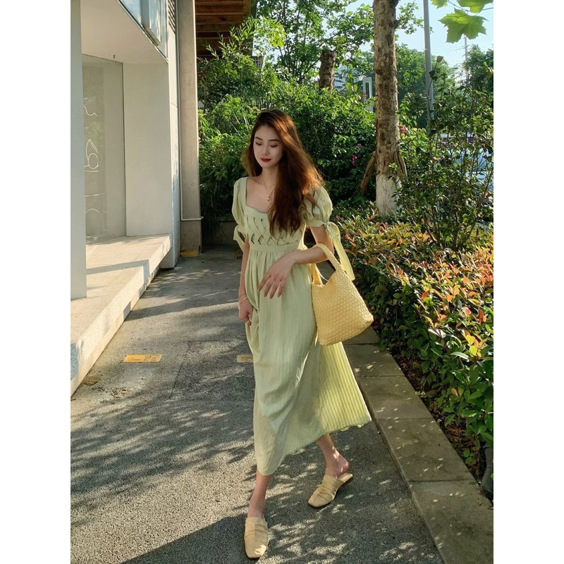 Đầm midi xanh đan chéo ngực tay phồng