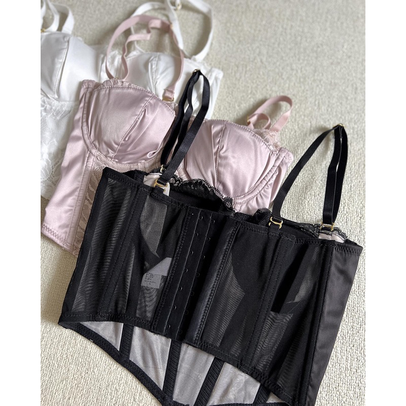 CHÂN VÁY DA DÁNG XOÈ CÓ QUẦN TRONG- ÁO KHOÁC ĐEN LỬNG - BRA CORSET