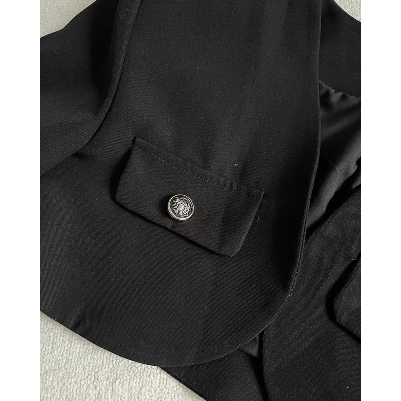 CHÂN VÁY DA DÁNG XOÈ CÓ QUẦN TRONG- ÁO KHOÁC ĐEN LỬNG - BRA CORSET