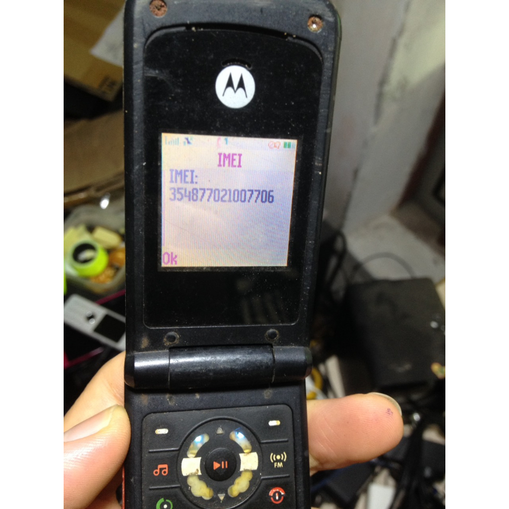 Xác MOTOROLA W270 trùng imei, màn hơi lóa nhẹ, sjm sóng tốt, loa tịt, phím hơi cứng khó bấm, máy không nắp