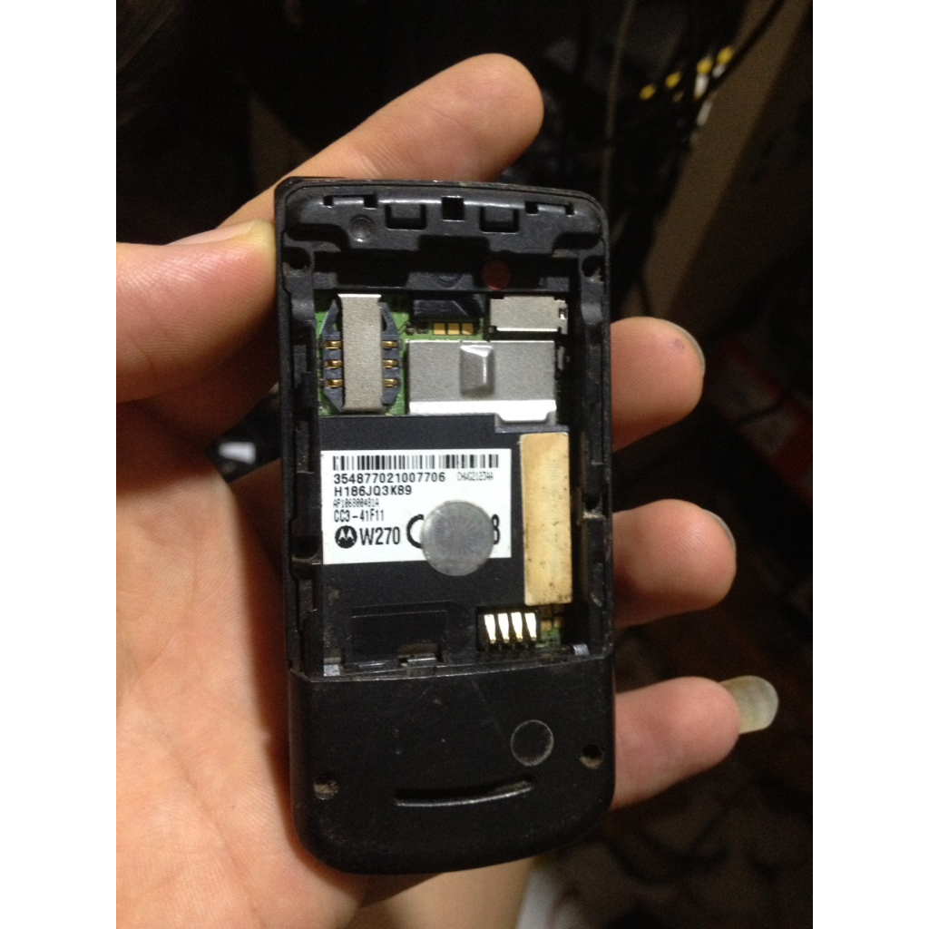 Xác MOTOROLA W270 trùng imei, màn hơi lóa nhẹ, sjm sóng tốt, loa tịt, phím hơi cứng khó bấm, máy không nắp