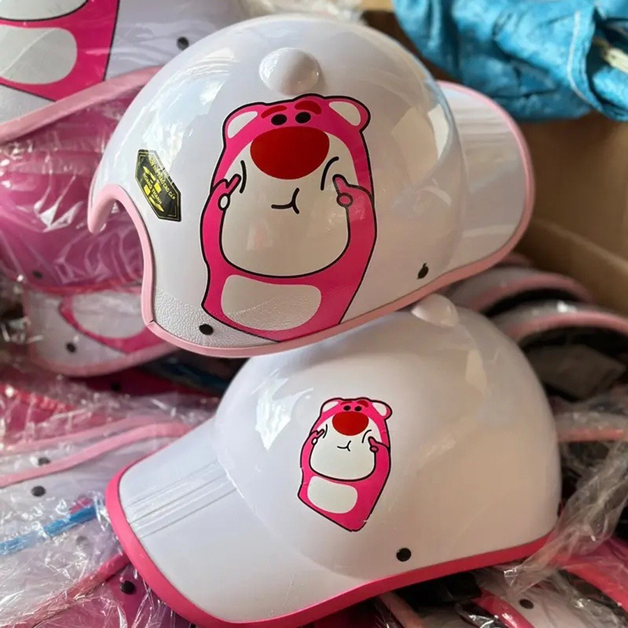 Mũ bảo hiểm gấu dâu, nón bảo hiểm lưỡi trai gấu dâu dễ thương có khoét sau