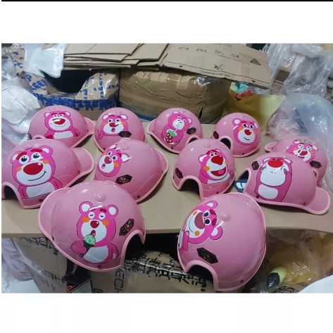 Mũ bảo hiểm gấu dâu, nón bảo hiểm lưỡi trai gấu dâu dễ thương có khoét sau