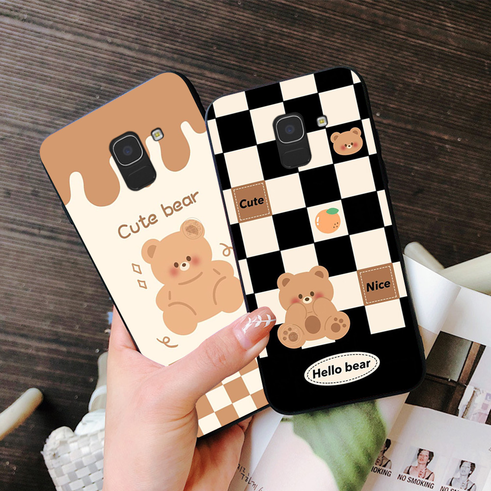 Ốp lưng Samsung j6 2018 / ss j6 plus / ss j6+ / ss a8 2018 / ss a8 plus 2018 in hình kẻ caro gấu nâu siêu cute dễ thương