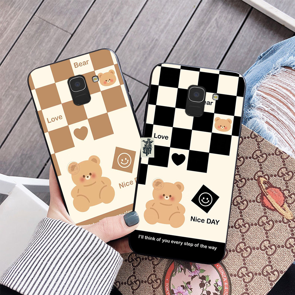 Ốp lưng Samsung j6 2018 / ss j6 plus / ss j6+ / ss a8 2018 / ss a8 plus 2018 in hình kẻ caro gấu nâu siêu cute dễ thương
