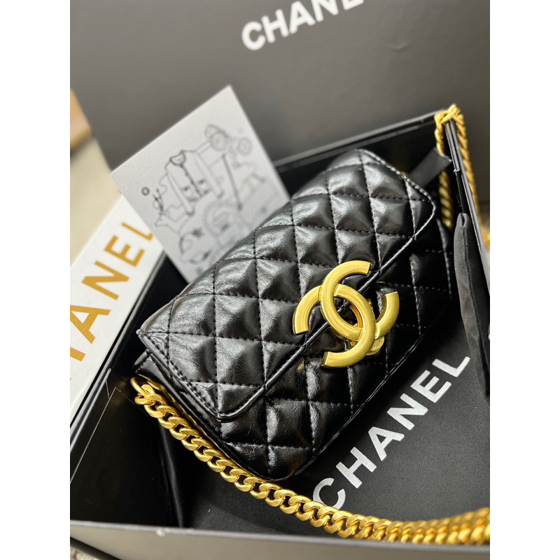 Túi đeo vai đeo chéo chần trám size 18 logo xích vàng W166-18 fullbox nam châm nguyên seal