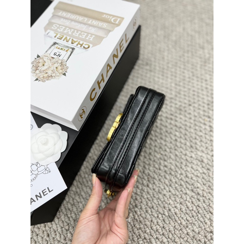 Túi đeo vai đeo chéo chần trám size 18 logo xích vàng W166-18 fullbox nam châm nguyên seal