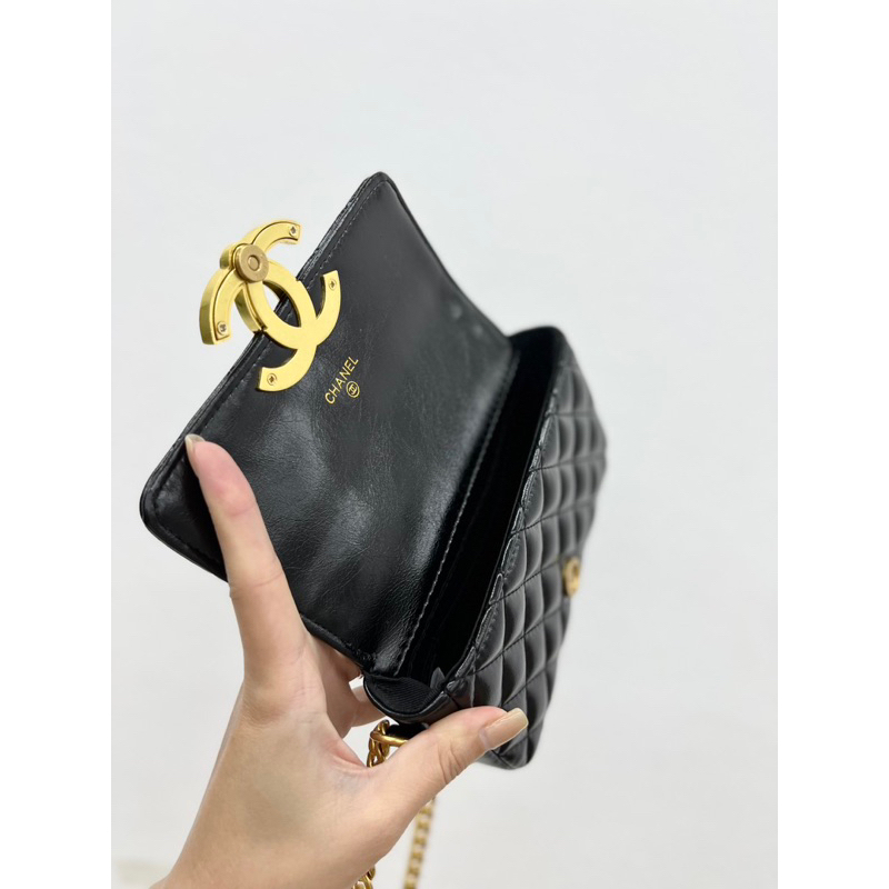 Túi đeo vai đeo chéo chần trám size 18 logo xích vàng W166-18 fullbox nam châm nguyên seal