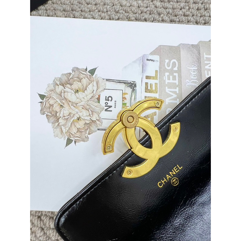 Túi đeo vai đeo chéo chần trám size 18 logo xích vàng W166-18 fullbox nam châm nguyên seal