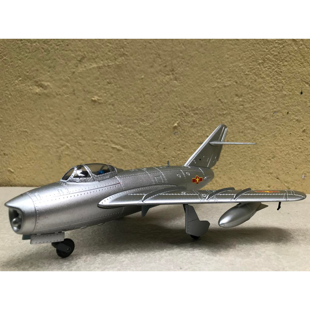Mô hình máy bay tiêm kích MIG-17 Việt Nam 1:48