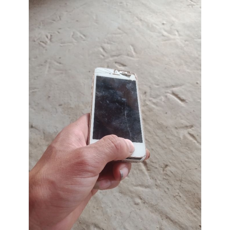 Xác điện thoại cũ 5s có tài khoản iCloud.