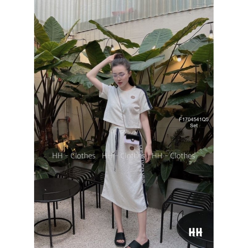 Set xốp áo cổ tròn tay con viền sọc tay ngực kèm chân váy dài sọc chữ bên xẻ tà sau!