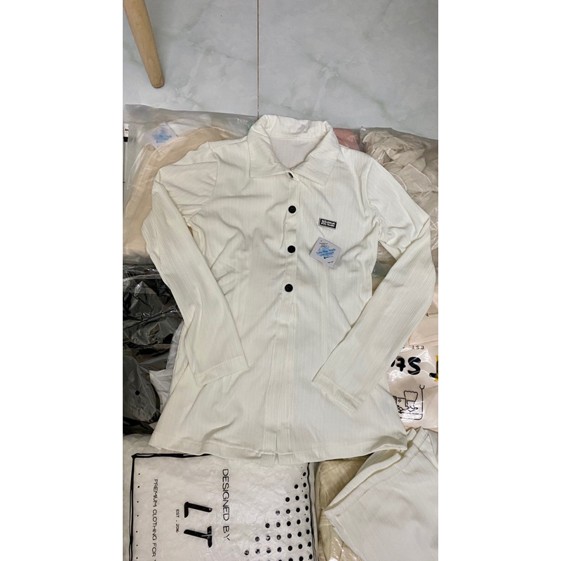 SET ÁO TRẮNG NÚT ĐEN TAY DÀI LOGO + CHÂN VÁY
