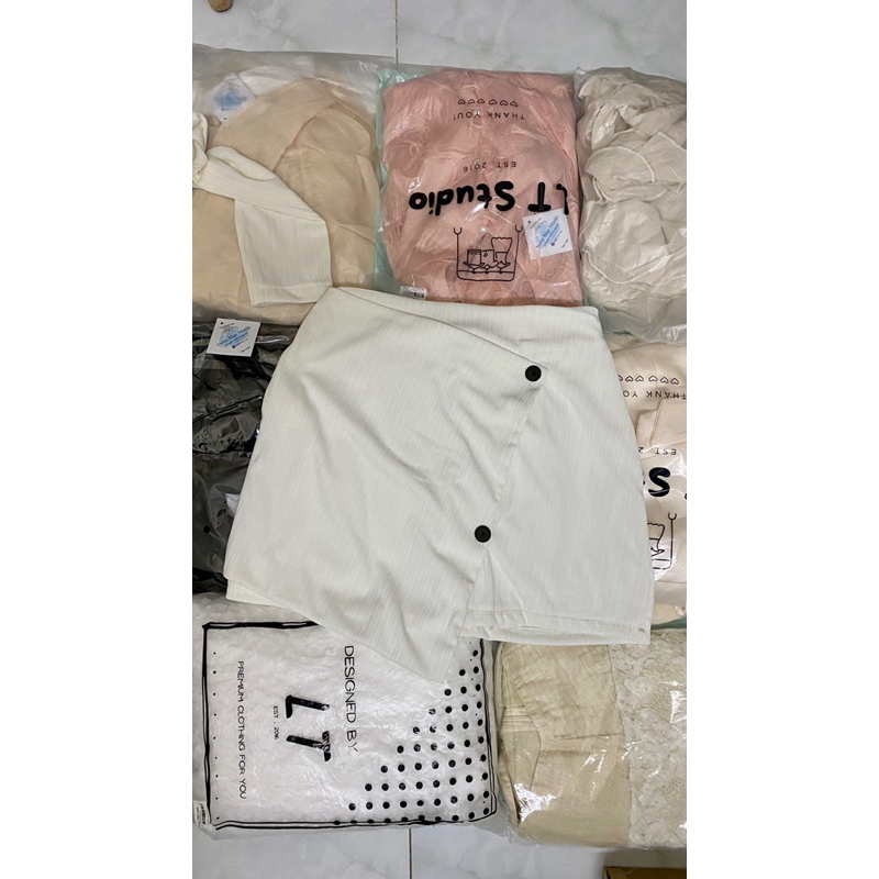 SET ÁO TRẮNG NÚT ĐEN TAY DÀI LOGO + CHÂN VÁY
