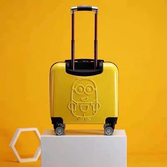 Vali minion mẫu mới nhất cho bé yêu,màu sắc vô cùng bắt mắt phù hợp cho cả bé trai và bé gái,chất liệu nhựa siêu đẹp