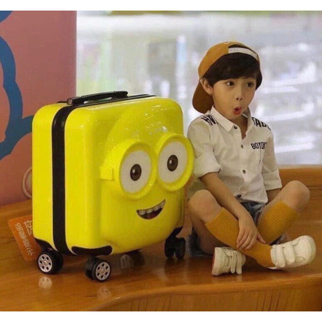 Vali minion mẫu mới nhất cho bé yêu,màu sắc vô cùng bắt mắt phù hợp cho cả bé trai và bé gái,chất liệu nhựa siêu đẹp