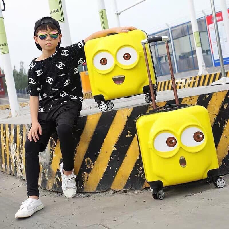Vali minion mẫu mới nhất cho bé yêu,màu sắc vô cùng bắt mắt phù hợp cho cả bé trai và bé gái,chất liệu nhựa siêu đẹp