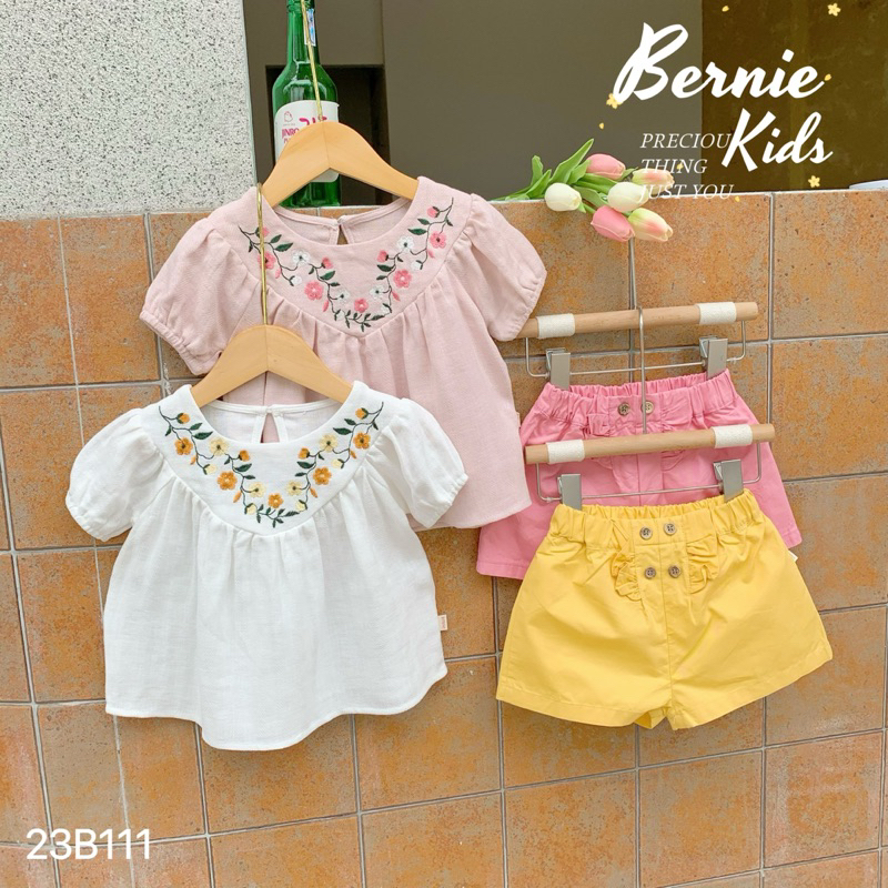 Bộ áo cộc tay babydoll thêu ngực, quần thô cho bé gái 9-23kg mặc đi học, đi chơi. Chính hãng BERNIE 23B111