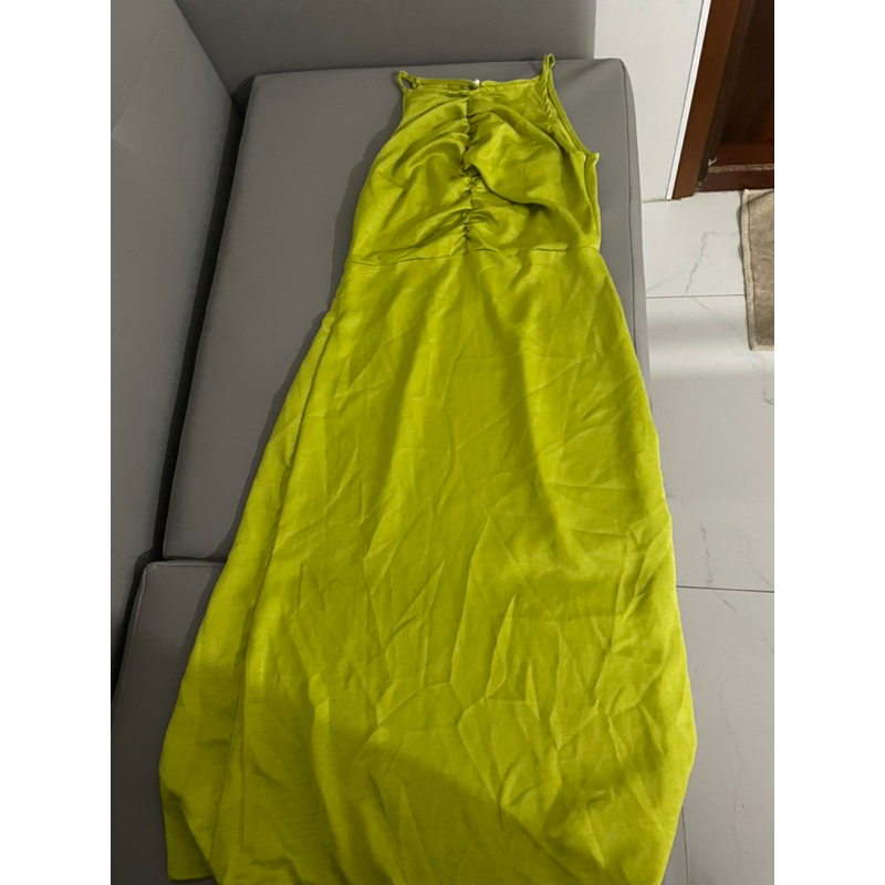 Váy 2 dây lụa xanh cốm đi biển