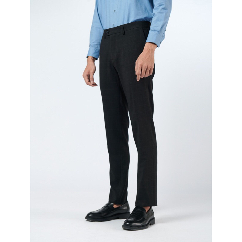 Quần âu owen màu đen kẻ chìm slim fit vải nano QS23497