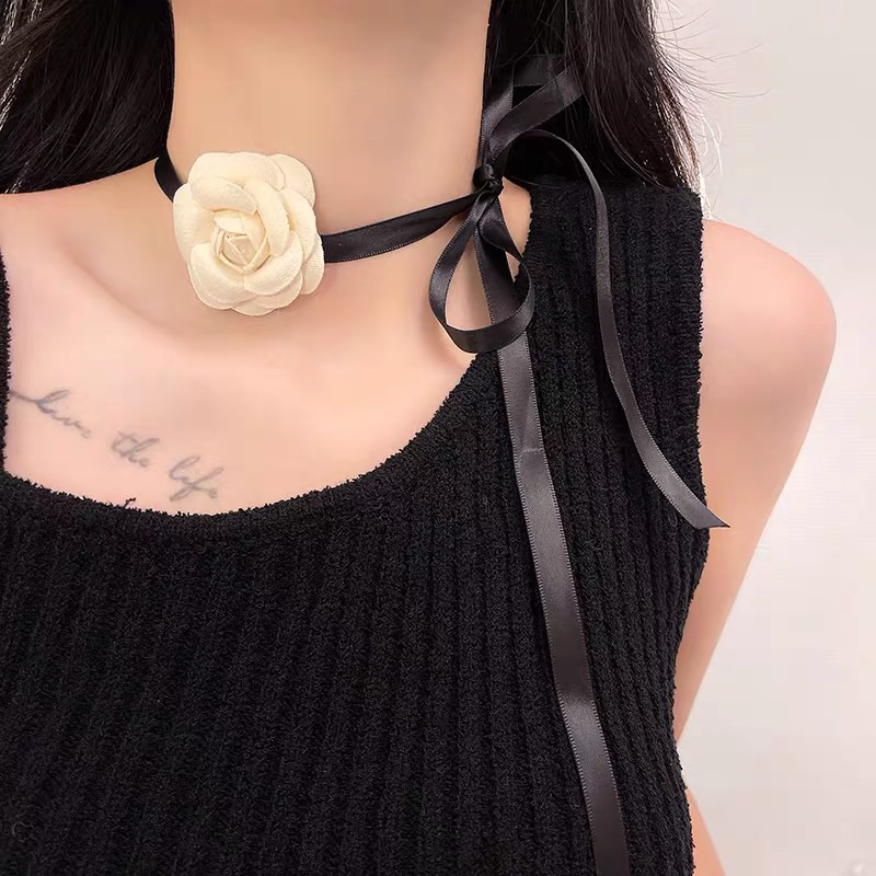Vòng cổ hoa trà buộc nơ