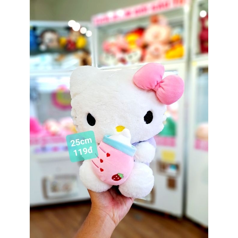 Gấu bông Hello Kitty, mèo Kitty đủ màu, váy áo sặc sỡ dễ thương