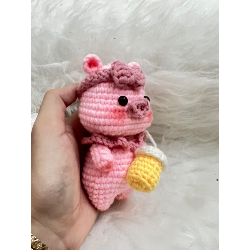 Móc khoá len bé heo trà sữa