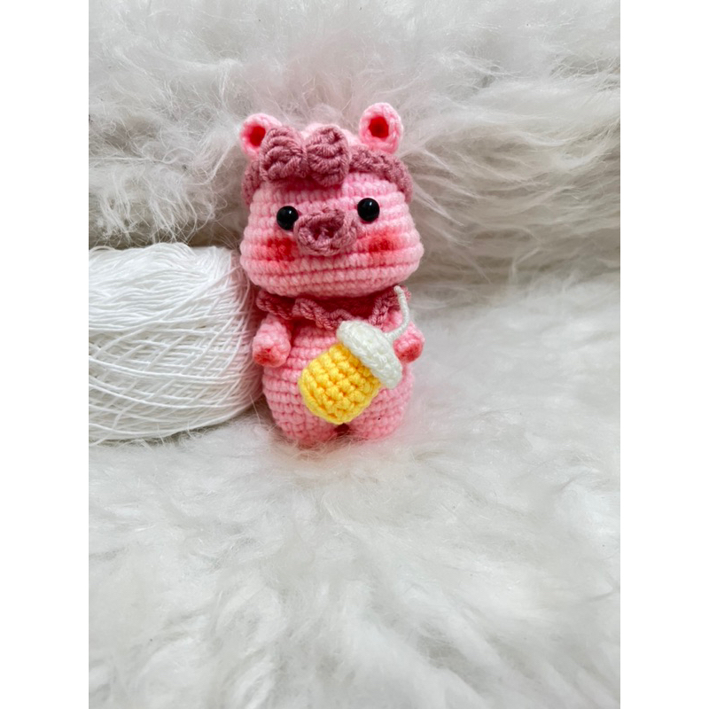 Móc khoá len bé heo trà sữa