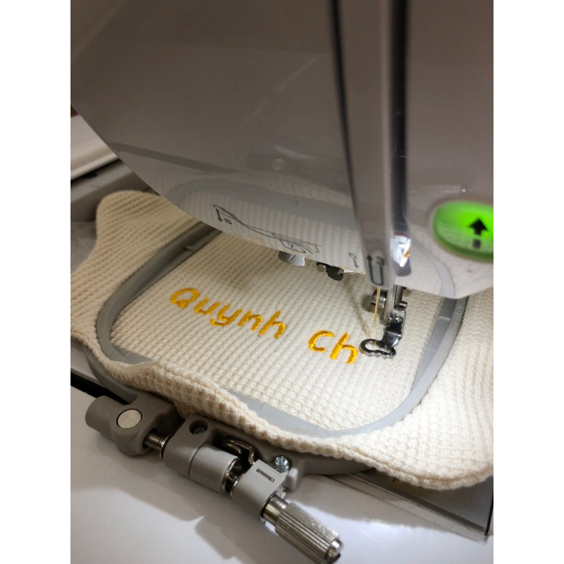 TEDDYBEAR🐻Thêu Tên Yếm Tròn Xoay 360 Độ Chất Liệu Cotton Mềm Mịn Nút Bấm Phía Sau Bé trai Bé gái Phong Cách Hàn Quốc