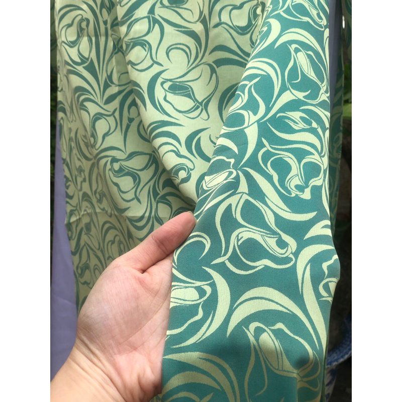 Áo dài lụa Thái Tuấn màu xanh cốm in hoạ tiết