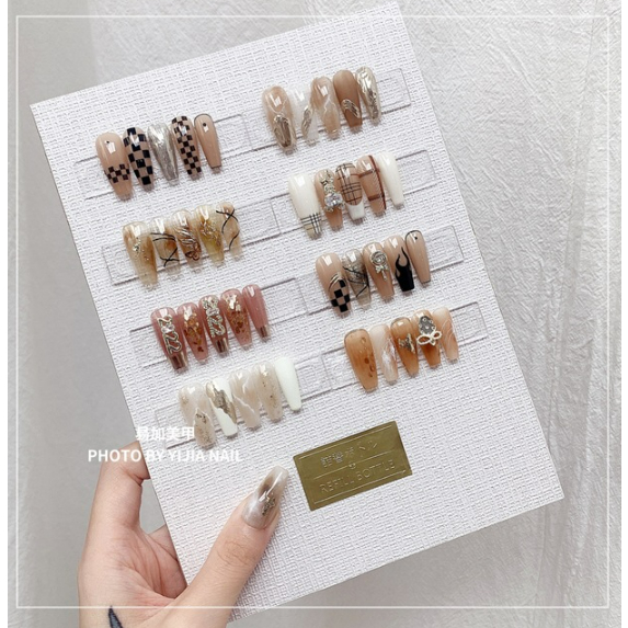 KỆ TRƯNG BÀY MÓNG NHÉ Ạ