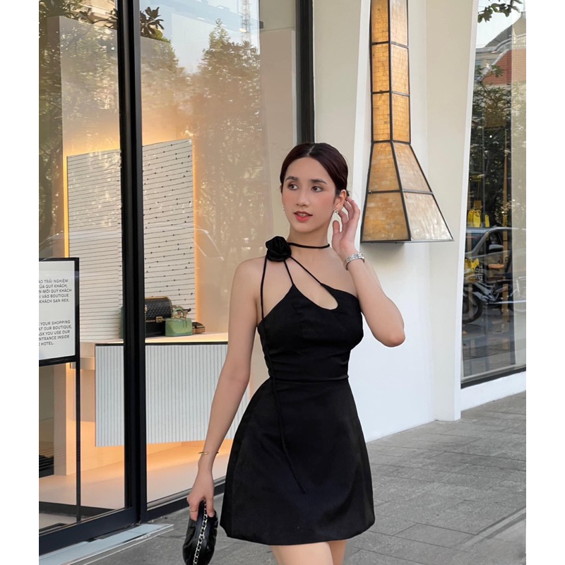 ĐẦM CÚP NGỰC DÁNG NGẮN CHÉO DÂY VAI ĐÍNH HOA HỒNG