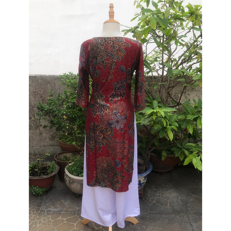 Áo dài đỏ nhũ vàng cách tân hoạ tiết