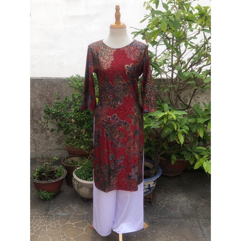 Áo dài đỏ nhũ vàng cách tân hoạ tiết