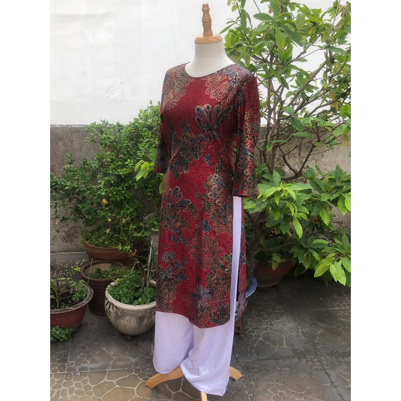 Áo dài đỏ nhũ vàng cách tân hoạ tiết