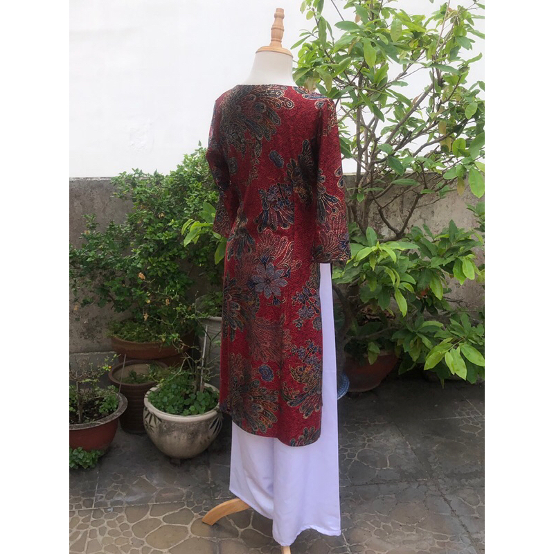 Áo dài đỏ nhũ vàng cách tân hoạ tiết