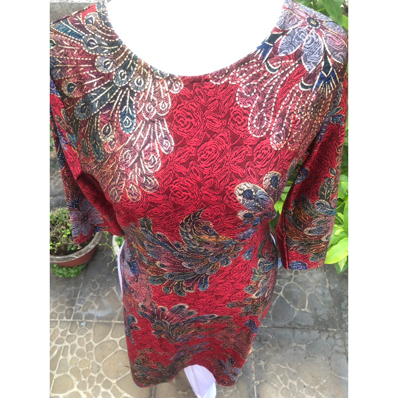 Áo dài đỏ nhũ vàng cách tân hoạ tiết