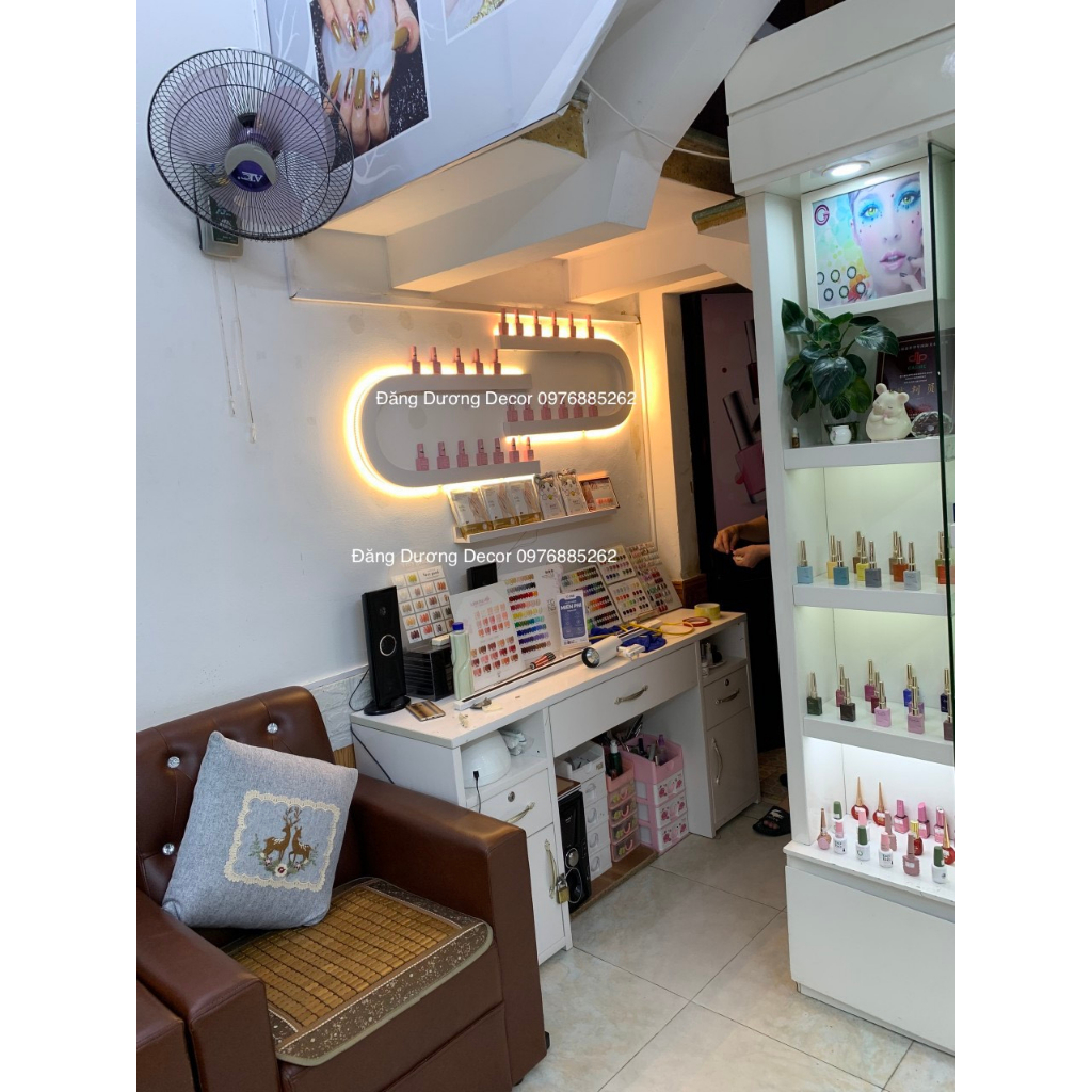Kệ NAIL U- S màu trắng có Gắn đèn LED sáng lấp lánh - trang trí phòng nail-spa