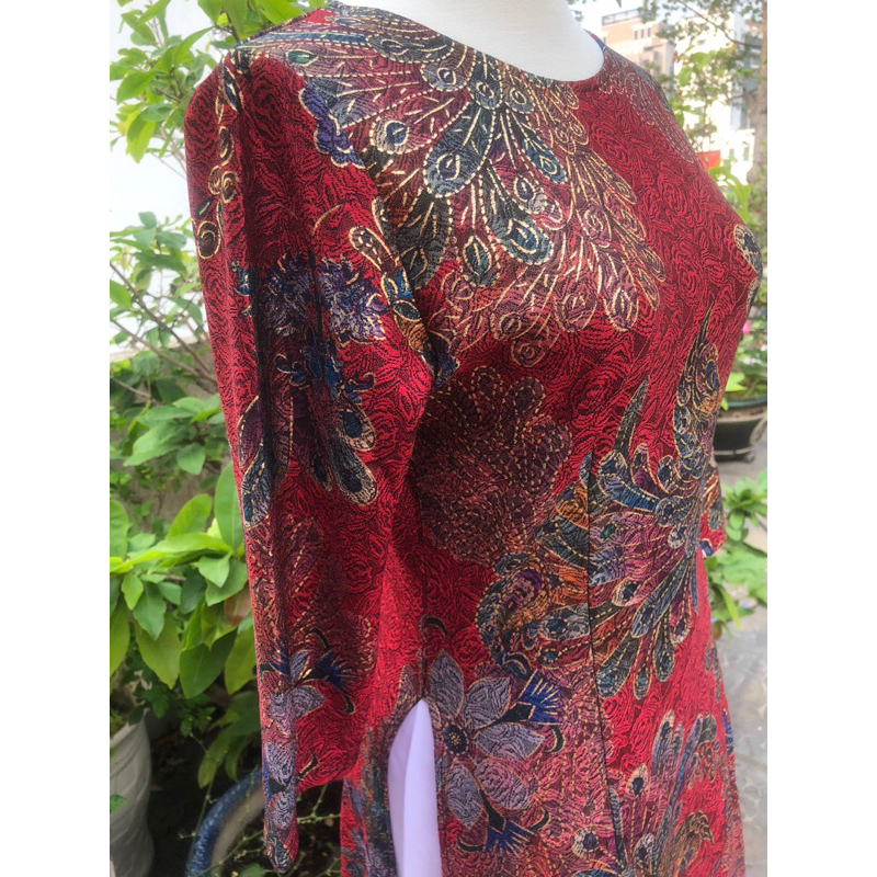 Áo dài đỏ nhũ vàng cách tân hoạ tiết