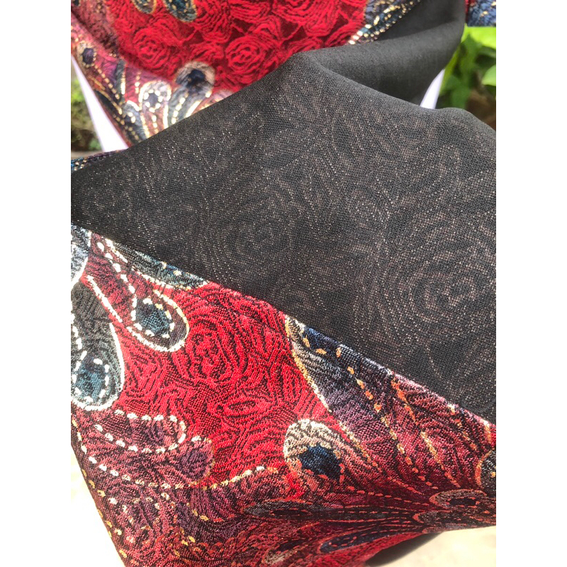 Áo dài đỏ nhũ vàng cách tân hoạ tiết