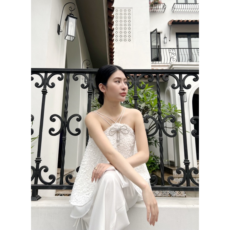 WHITE ROSE set- Áo hai dây hoa nổi - quần cách điệu