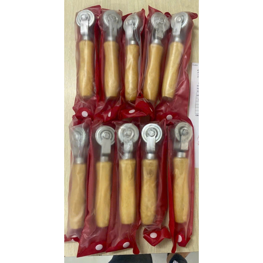 Con lăn cho miếng vá bám chắc vào ruột (xăm) hoặc vỏ xe