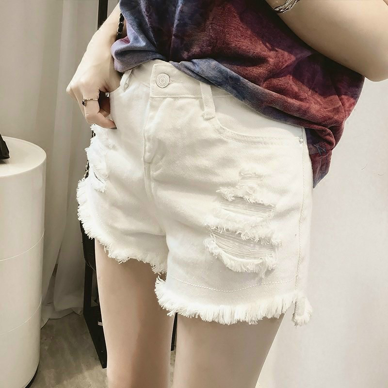 Quần short kaki rách nhiều