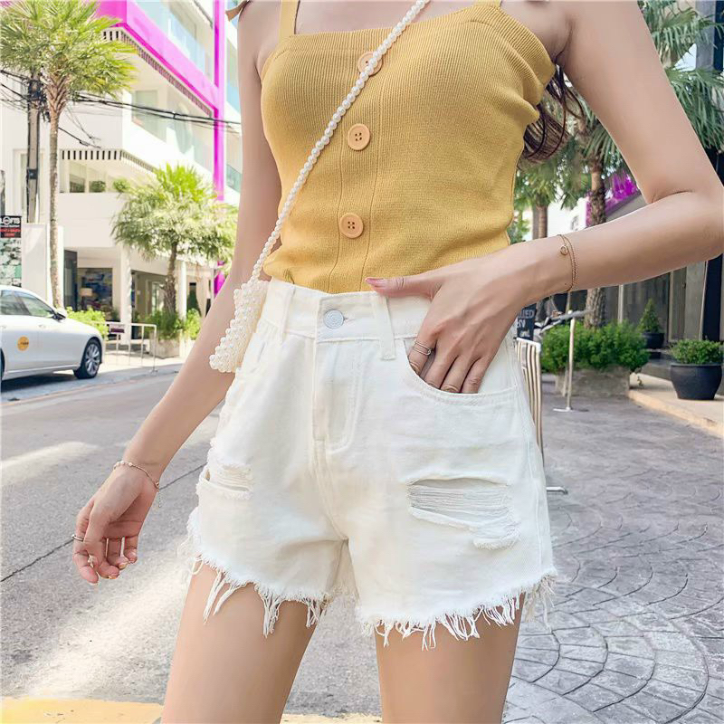 Quần short kaki rách nhiều