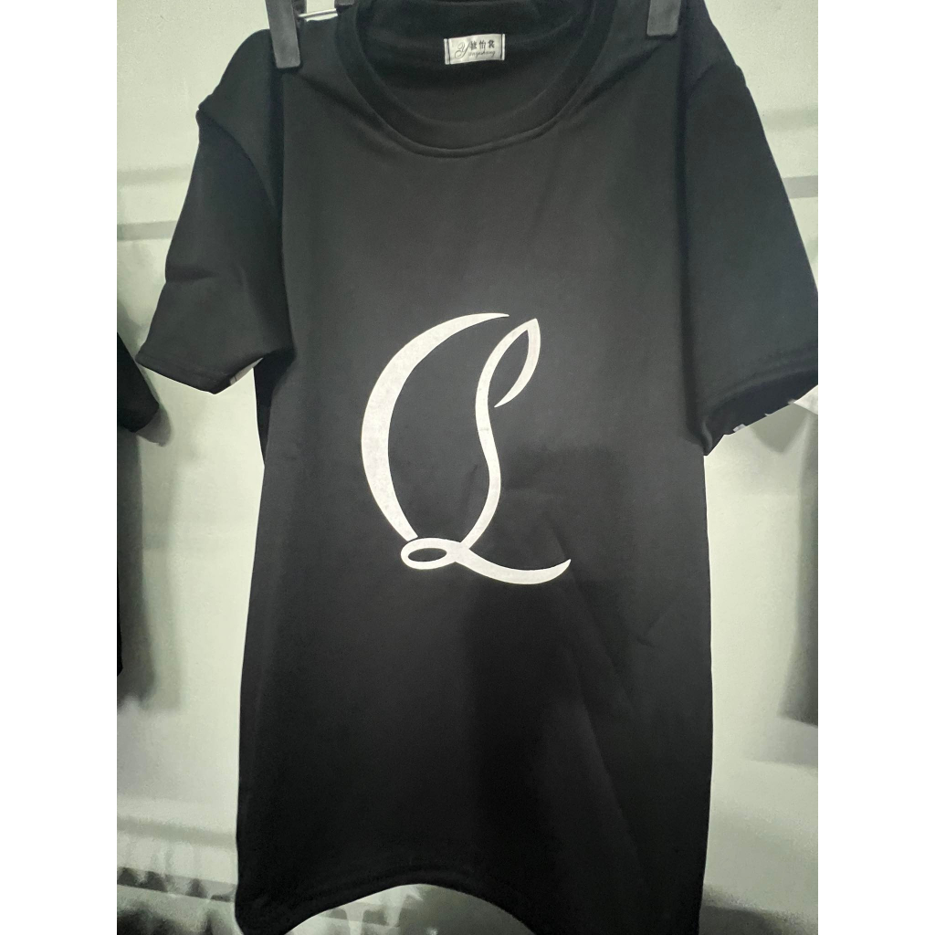 Áo thun unisex đôi môi in sơn trắng,chuẩn chất vải cootong mịn,bản nam màu đen