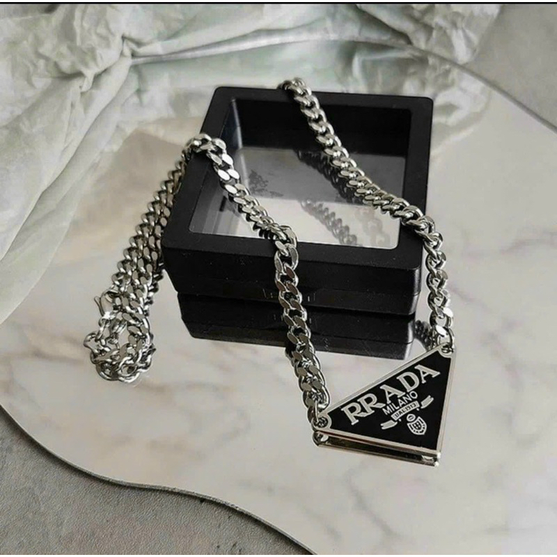Vòng cổ prada dây xích