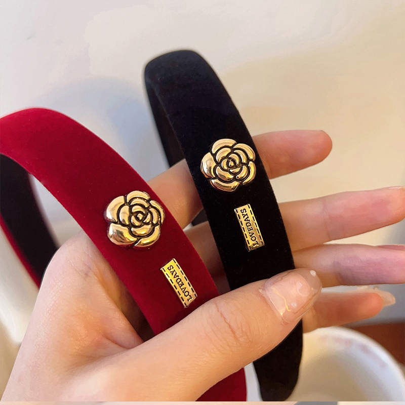 Bờm tóc nhung đính tag và hoa trà phong cách sang trọng MB823