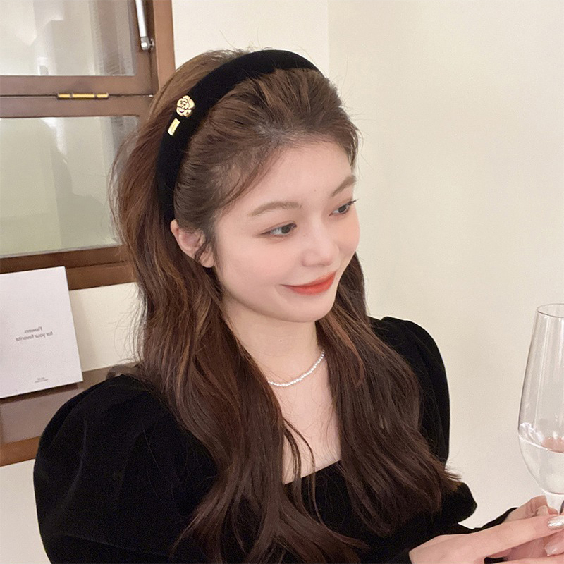 Bờm tóc nhung đính tag và hoa trà phong cách sang trọng MB823